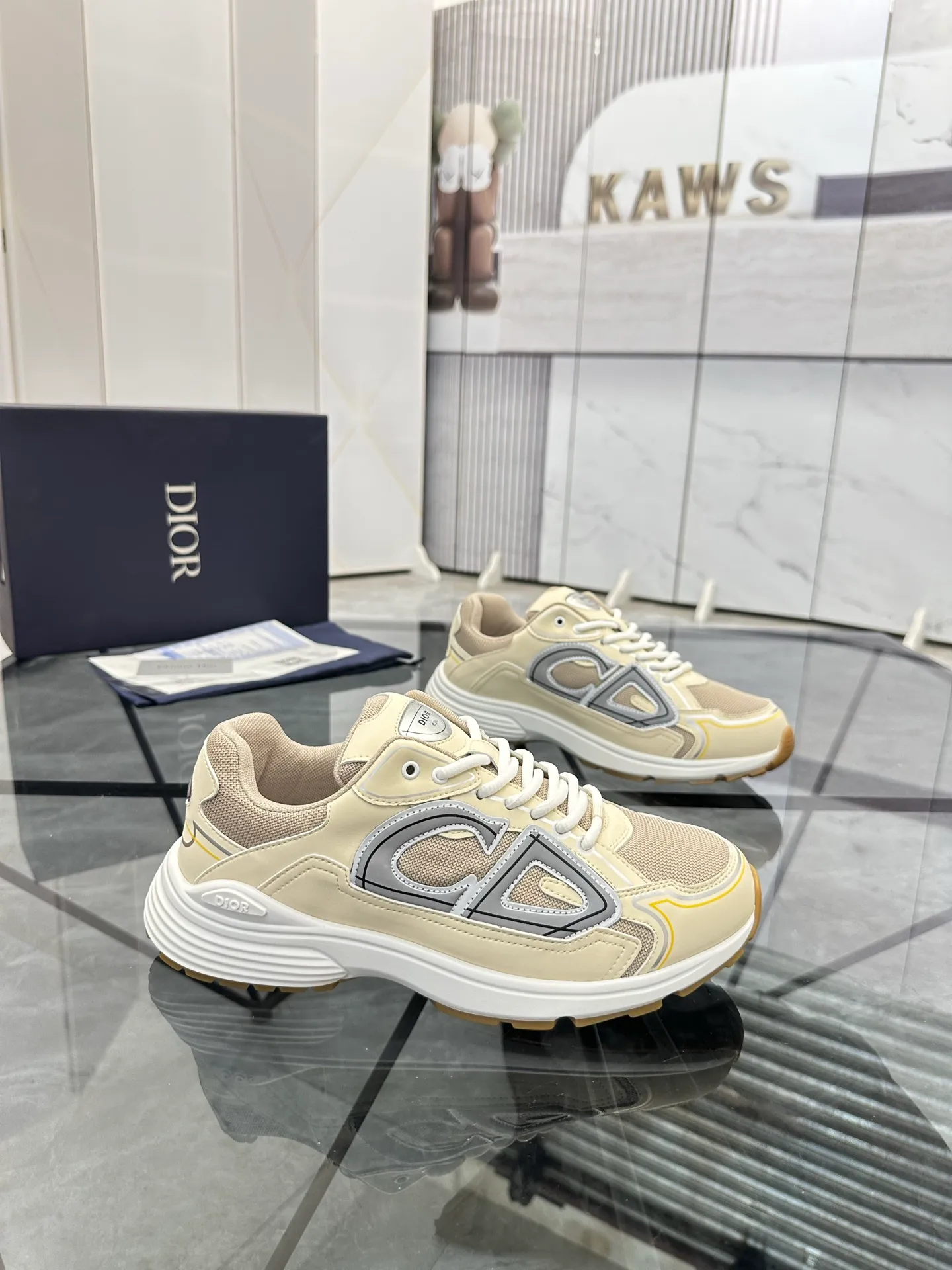 Men's shoes: 💰P400¥ Available in Guangzhou Product trademark: Dior* "Dior*" low-top casual shoes Regular size: 35-46 (can be customized to 47) Couple style Product materials: Upper imported cowhide stitched with original fabric, breathable lining, ultra-light foam original outsole. No.: 007